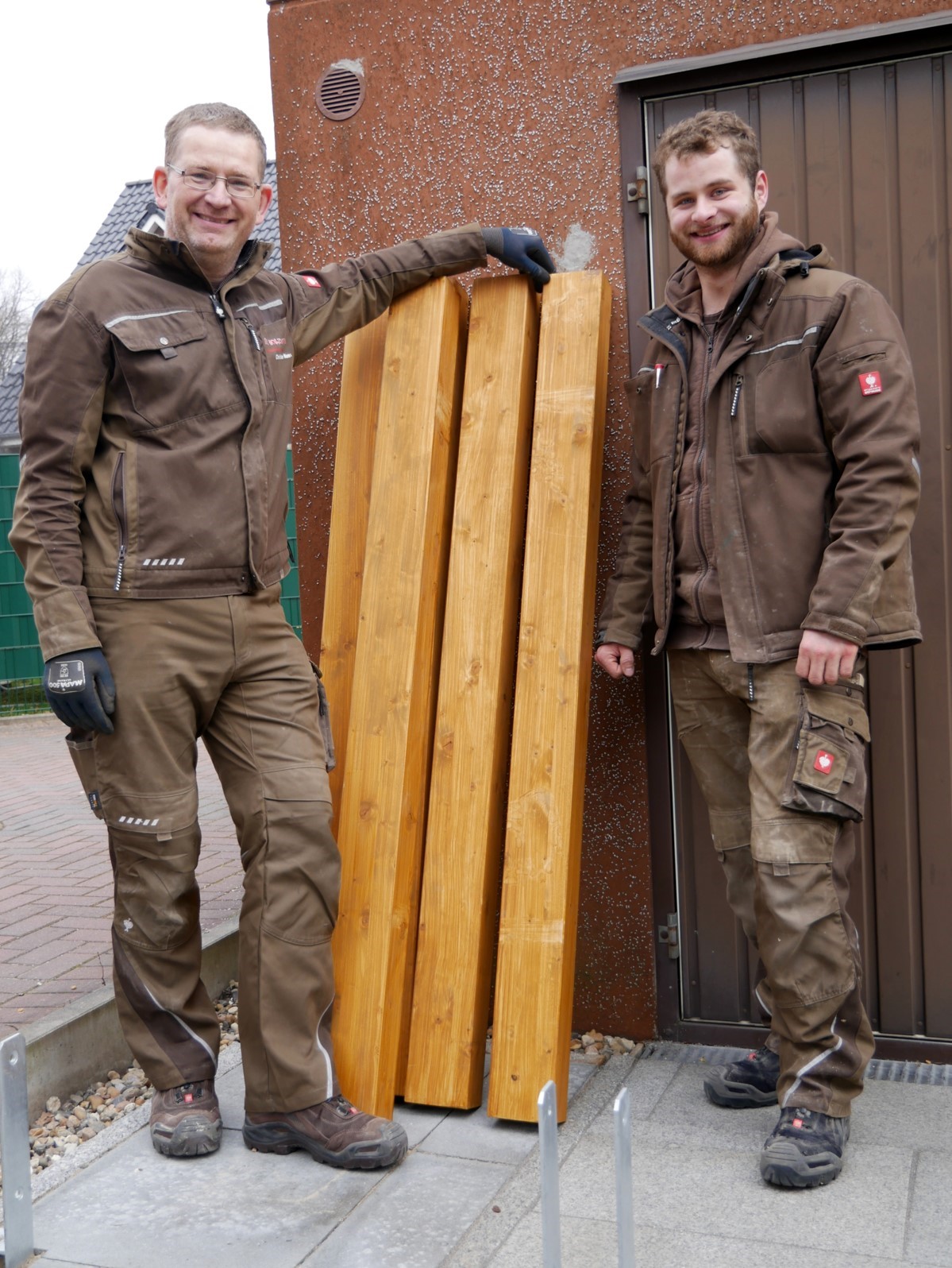 Mein Mitarbeiter und ich auf der Baustelle